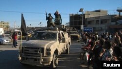 基地組織武裝份子在費盧傑市上街慶祝佔領