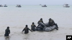 2018年12月25日印度尼西亚海军陆战队员寻找海啸遇难者。