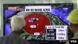 韓國人觀看播報朝鮮發射導彈的電視新聞。（2013年5月20日）