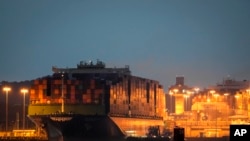 一艘货船驶过巴拿马运河的船闸。(美联社：2024年9月9日)