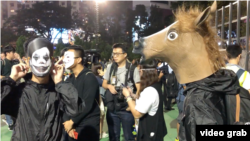 香港示威者戴面具慶祝2019年萬聖節。