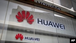 中國北京櫥窗中的華為標誌。(2019年1月29日) 