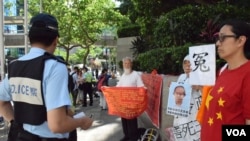 有示威者在酒店附近打算向習近平陳情 (美國之音湯惠芸拍攝)