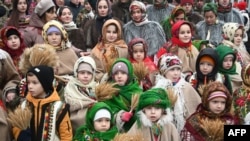 生活在俄烏戰爭的烏克蘭兒童。圖為身著傳統服裝的烏克蘭孩子在利沃夫參加聖誕節平安夜的遊行活動。 （2024 年12 月24 日）