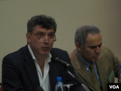 普京政权批评者涅姆佐夫和卡斯帕罗夫（右）几年前在莫斯科的一场纪念前苏联著名持不同政见者萨哈罗夫的会议上。涅姆佐夫一年前被杀害。