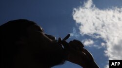 一位人士在紐約市華盛頓廣場公園420國際大麻日慶祝活動中抽大麻。 (2024年4月20日)