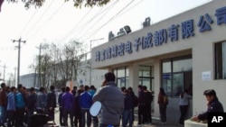 富士康成都厂北区厂房外面，新来的员工等待报到