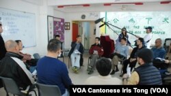 參加者約12人分為一小組，討論設計普選行政長官須符合的最重要原則等議題