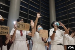 9月23日香港黃大仙區的一班中學生在某商場舉行集會抗議警方暴力 (美國之音鳴笛拍攝)