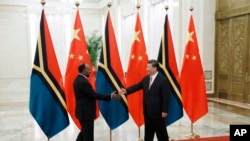 瓦努阿圖總理伊什梅爾·卡爾薩考（Ishmael Kalsakau）2019年訪問中國，與中國國家主席習近平握手。