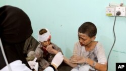 也門薩達省遭到空襲後，醫生在治療受傷的兒童（2018年8月9日）