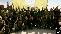 شماری از نیروهای دموکراتیک سوریه که در جنگ بر ضد داعش از حمایت ایالات متحده برخوردار بوده اند (تصویر از آرشیف صدای امریکا) 