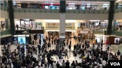 香港城市大學學生在新界沙田新城市廣場中庭舉辦“無懼學術打壓”公開論壇（2019年10月29日）