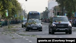 民眾道別卡里莫夫靈柩