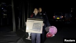 中國的農民工永遠只能被動接受安排。圖為北京驅趕“低端人口”時，外來務工人員被連夜趕出他們在北京通州六環外的住所。