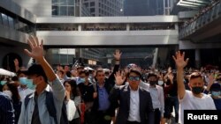 香港示威者在港島中心地區舉手抗議。（2019年11月11日）