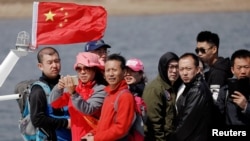 中国游客乘船游览中朝边境的鸭绿江 （资料照片） 