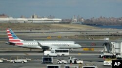 纽约拉瓜迪亚机场跑道上的一架美国航空公司的客机。(2019年1月25日)