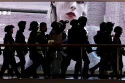 香港防暴警察尖沙咀地區的一個商場裡巡邏。 （2019年12月26日）