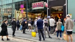 港府加強防疫措施禁止餐廳晚市堂食，大批市民午飯在一間餐廳外等候堂食座位及外賣 (美國之音湯惠芸)