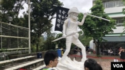 由網民眾籌製作的”香港民主女神像”暫時放置在中文大學文化廣場。(攝影: 美國之音湯惠芸）