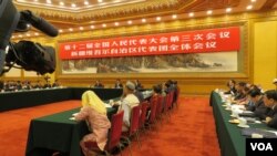 第十二届全国人大三次会议新疆代表团10日在北京人民大会堂举行媒体开放日活动 （美国之音东方拍摄）