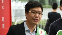 因多宗社運案件正在監獄服刑的前民主派立法會區諾軒， 8月3日被廉政公署拘捕，指控他2018年3月參與立法會補選時， 其中一次選舉造勢大會有歌手黃耀明出席唱歌，涉嫌違反 選舉舞弊條例。區諾軒8月5日到法院應訊時，獲裁判官批准 自簽守行為結案。 (美國之音/湯惠芸)