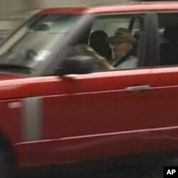 梅鐸於7月10日到辦公室時被拍攝到在車上閱讀最後一期《世界新聞報》