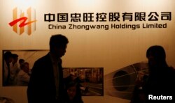 在香港的记者会上，有人站在中国忠旺公司的标徽前（2009年4月23日）