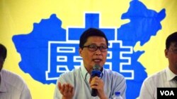 佔中發起人之一陳健民表示，立法會通過港府政改方案，而沒有大幅修改或合理解釋的話，會引發激烈的抗爭。（美國之音湯惠芸）