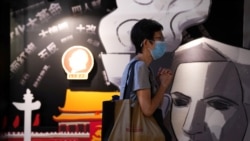 香港支聯會負責營運的六四紀念館，一名遊客在一塊刻有民主女神像的板子旁邊祈禱 （路透社照片）