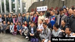 众多支持者在长沙中级人民法院外关注709案被捕人权律师谢阳。（推特图片）