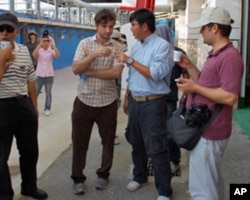 李志成请记者们喝淡化了的海水