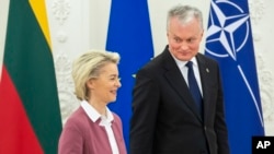 立陶宛總統瑙塞達（右）與歐委會主席馮德萊恩在維爾紐斯舉行會談。 （2021年11月28日）