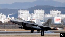 四架F-22隐形战机中的一架降落在韩国京畿道的乌山空军基地。（2016年1月17日）