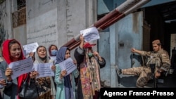 一些阿富汗婦女在喀布爾舉行要求婦女權利的示威。（2021年9月19號）