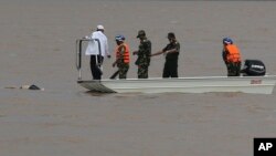 老撾救援人員星期五繼續尋找客機墜毀地點