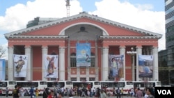 蒙古烏蘭巴托街頭的蘇聯式建築。俄羅斯想恢復在蒙古影響。 （美國之音白樺拍攝）
