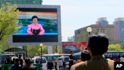 北韓人民觀看有關宣布停止核導試驗的新聞報道