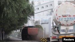 一辆运煤的卡车将煤炭运到中国辽宁沈阳的一个煤电厂。 （2021年9月29日）