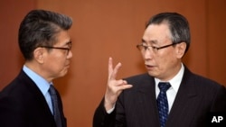 中國朝鮮半島事務特別代表武大偉(右)與南韓朝鮮問題高級官員金弘筠在首爾舉行會談（2017年4月10日）