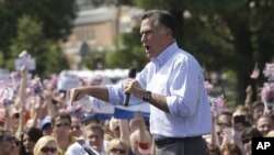 美國總統大選共和黨候選人羅姆尼星期四在維吉尼亞州北部的費爾法克斯郡舉行的競選集會 