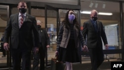 資料照片:華為公司高管孟晚舟和她的保安團隊走出加拿大不列顛哥倫比亞省最高法院。 （2020年12月8日）