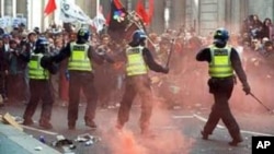 英國早前發生的騷亂事件﹐已經有兩名青年被法庭定罪﹐判處監禁。