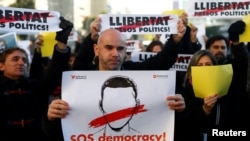 西班牙民眾舉行支持加泰羅尼亞獨立的集會，要求釋放被關押在巴塞羅那的六名政界人士。（2017年12月4日）