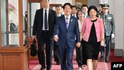 台灣總統賴清德和第一夫人吳玫如，以及副總統蕭美琴抵達總統府。 （照片來源：法新社/台灣新聞攝影協會，2024年5月20日）
