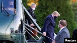 美國總統特朗普從海軍陸戰隊一號直升機下機