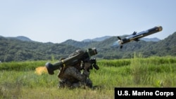 资料照片：在韩国抱川市举行的美韩海军陆战队联合演习“25.2”期间，一名美国海军陆战队员发射了一枚“标枪”便携式反坦克导弹。（2025年7月29日） 