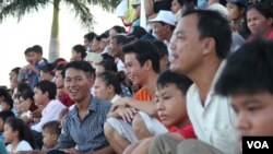 金邊民眾過往歡渡潑水節 