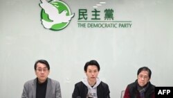 2025年2月26日，香港民主黨主席羅健熙（中）在香港黨總部出席新聞發布會。 （照片來源：法新社）